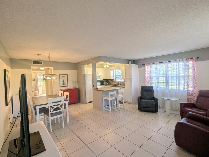 Updated corner -Ground floor 1 bedroom, 1.5 bathrooms unit. Sold - Beach Condo for sale in West Palm Beach, Florida on Beachhouse.com