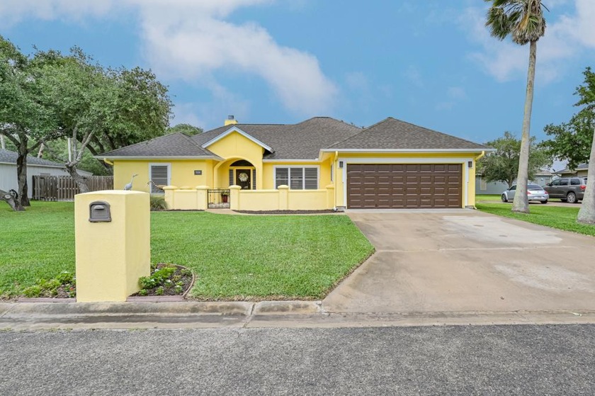 Beautifully maintained inside and out! 3/2/2.5. Split Bedrooms - Beach Home for sale in Rockport, Texas on Beachhouse.com