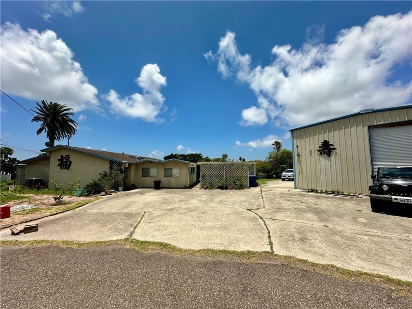 Welcome to this Flour Bluff waterfront home offering endless - Beach Home for sale in Corpus Christi, Texas on Beachhouse.com