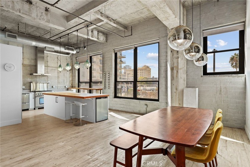 Open and spacious Art Deco style loft with 1 bedroom, 1 bathroom - Beach Condo for sale in Long Beach, California on Beachhouse.com