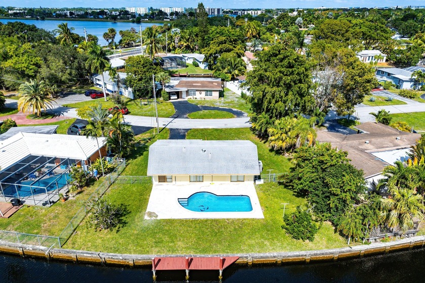 This beautifully updated 2 bedroom, 1 bath single-family home - Beach Home for sale in Oakland Park, Florida on Beachhouse.com