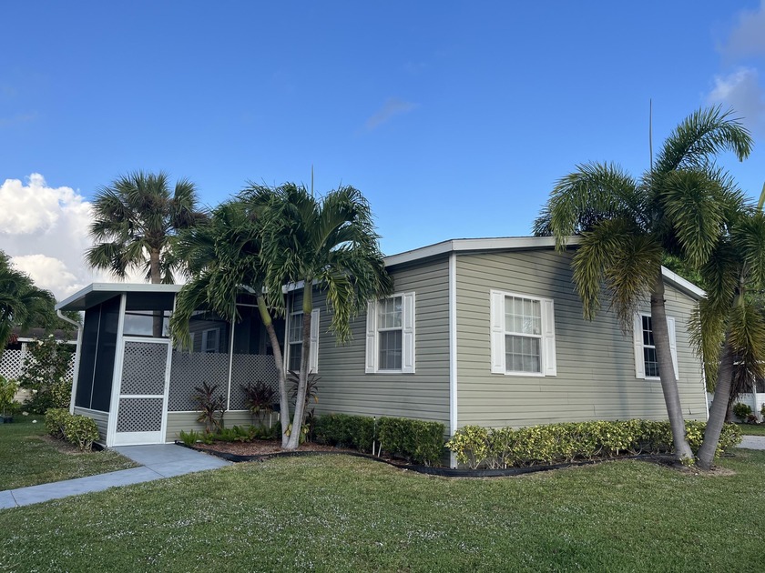 Great opportunity for this manufactured home in Palm Beach - Beach Home for sale in Palm Beach Gardens, Florida on Beachhouse.com