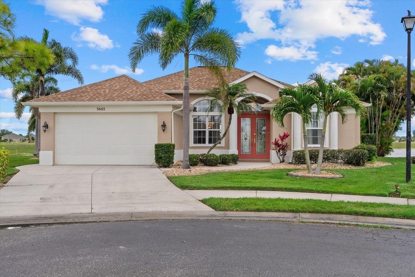 A beautiful lakefront home on a quiet cul-de-sac in the - Beach Home for sale in North Port, Florida on Beachhouse.com