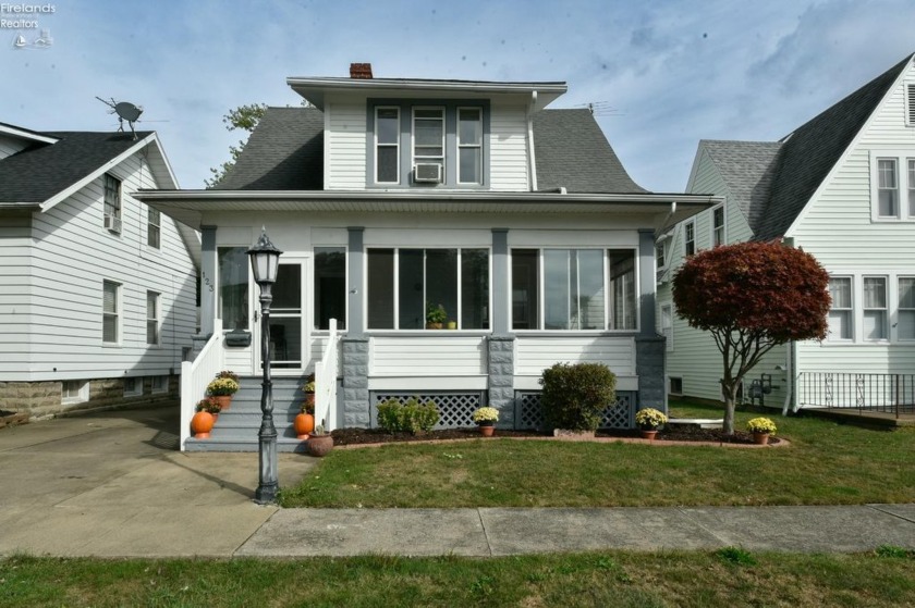 This delightful 3-bedroom, 1-bathroom home offers the perfect - Beach Home for sale in Port Clinton, Ohio on Beachhouse.com