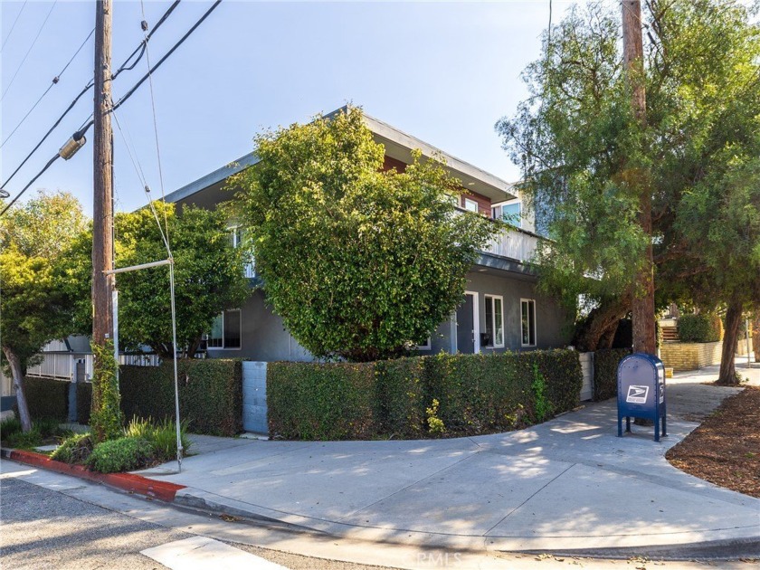 Southern California lifestyle, This renovated 6 unit residential - Beach Home for sale in Santa Monica, California on Beachhouse.com