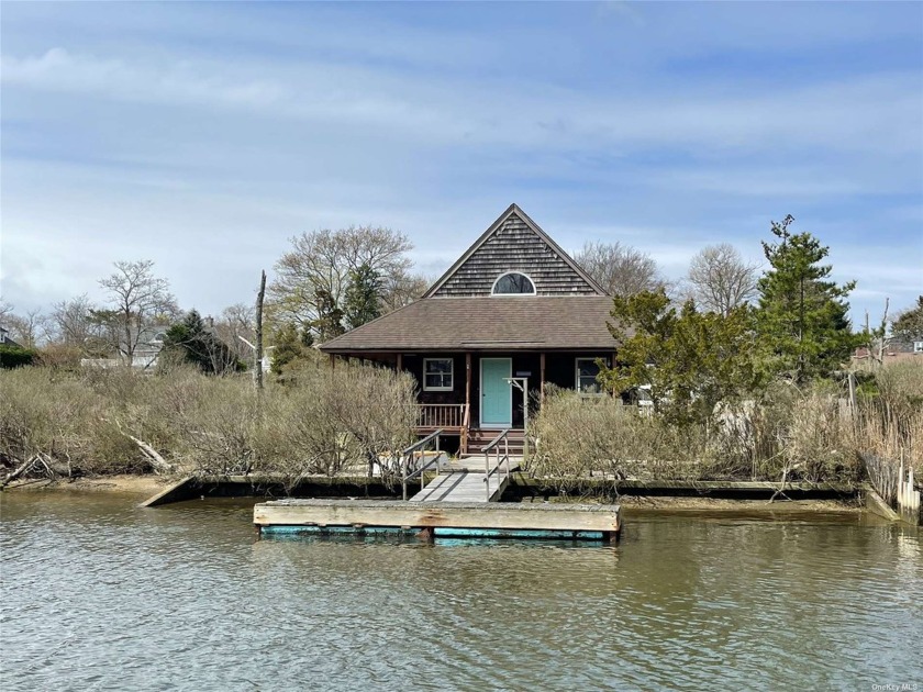 This exquisite 3-bedroom, 2-bathroom detached house is located - Beach Home for sale in Amityville, New York on Beachhouse.com