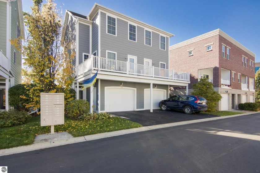 Move-in ready condo in the heart of downtown Traverse City.  All - Beach Condo for sale in Traverse City, Michigan on Beachhouse.com