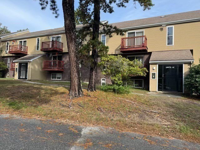Enjoy coastal living in this sun-drenched third-floor end unit - Beach Condo for sale in Plymouth, Massachusetts on Beachhouse.com