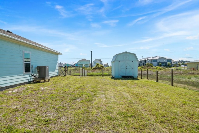 Beautiful 31.67x115 vacant lot that boasts a spacious storage - Beach Lot for sale in Rockport, Texas on Beachhouse.com