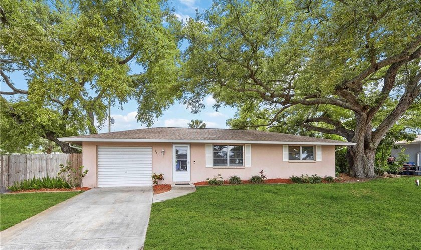 Welcome to this charming and well-maintained 2-bedroom, 2-bath - Beach Home for sale in Venice, Florida on Beachhouse.com