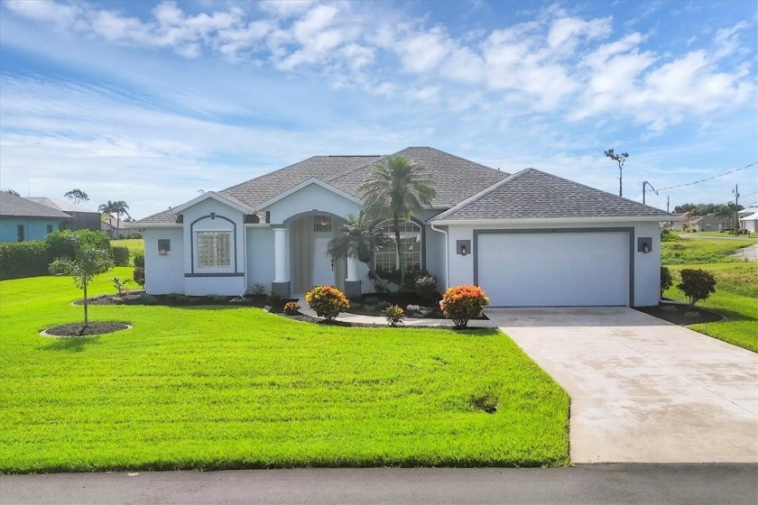 Sunny and Bright! This spacious White Marsh home has freshwater - Beach Home for sale in Rotonda West, Florida on Beachhouse.com