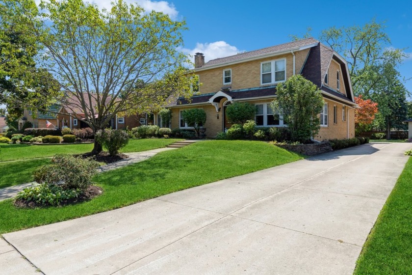 Architectural details, abundant natural light, and spacious - Beach Home for sale in Skokie, Illinois on Beachhouse.com