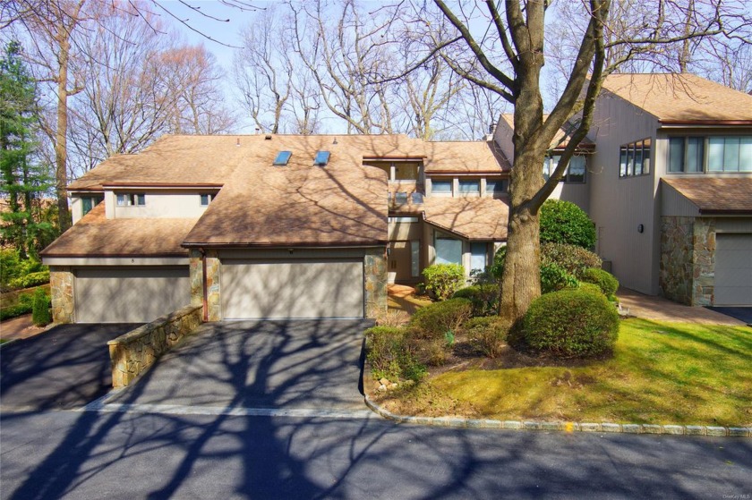 Discover unparalleled luxury and comfort in this stunning - Beach Townhome/Townhouse for sale in Oyster Bay, New York on Beachhouse.com