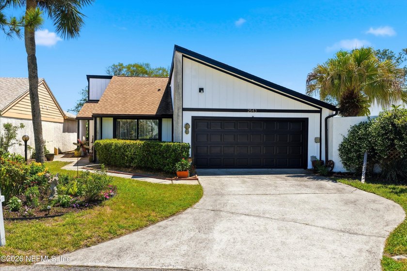 Welcome to 2543 Dauphine Ct E, an elegant 3BR/2BA lakefront - Beach Home for sale in Ponte Vedra Beach, Florida on Beachhouse.com