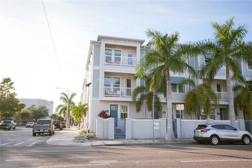 Welcome to this beautifully appointed Burlington townhome--an - Beach Townhome/Townhouse for sale in St. Petersburg, Florida on Beachhouse.com