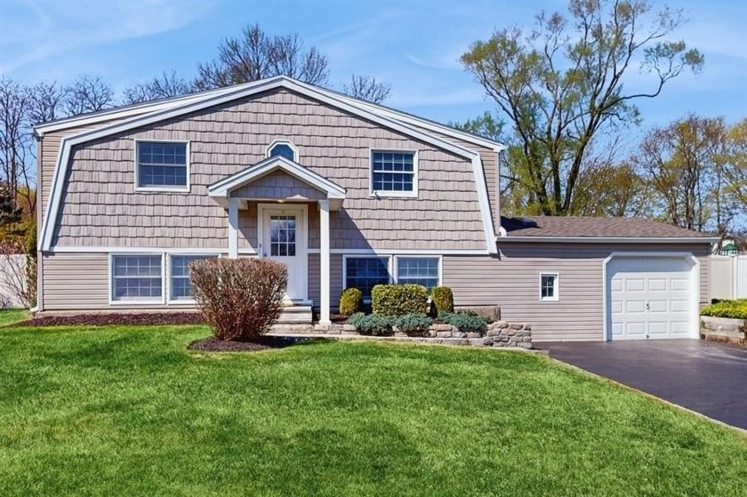 Welcome to 54 University Heights Drive in historic Stony Brook - Beach Home for sale in Stony Brook, New York on Beachhouse.com