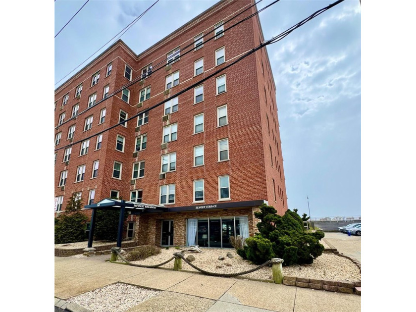 Seaview Terrace Jr 4 - move in condition. Large Foyer, Spacious - Beach Home for sale in Long Beach, New York on Beachhouse.com