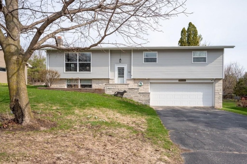 3 bedroom split level home ready for you and your family to - Beach Home for sale in Sturgeon Bay, Wisconsin on Beachhouse.com