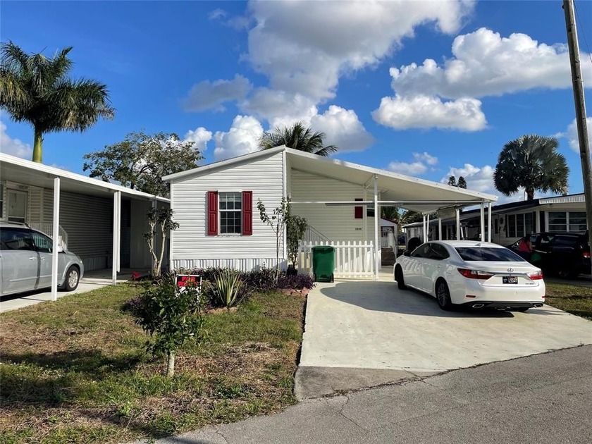 Absolutely gorgeous 2/2 double wide with carport - built in 2006 - Beach Home for sale in Davie, Florida on Beachhouse.com