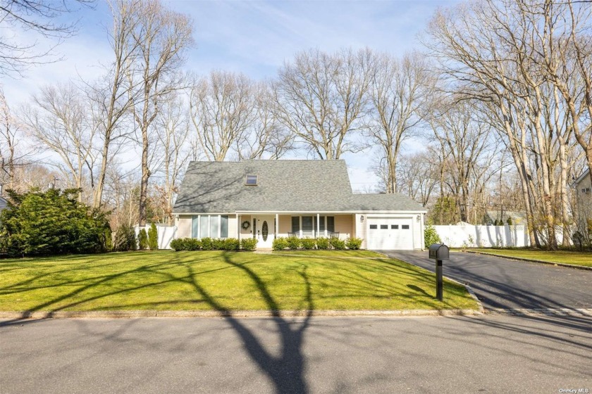 Welcome to this spacious and bright expanded cape in the - Beach Home for sale in Stony Brook, New York on Beachhouse.com