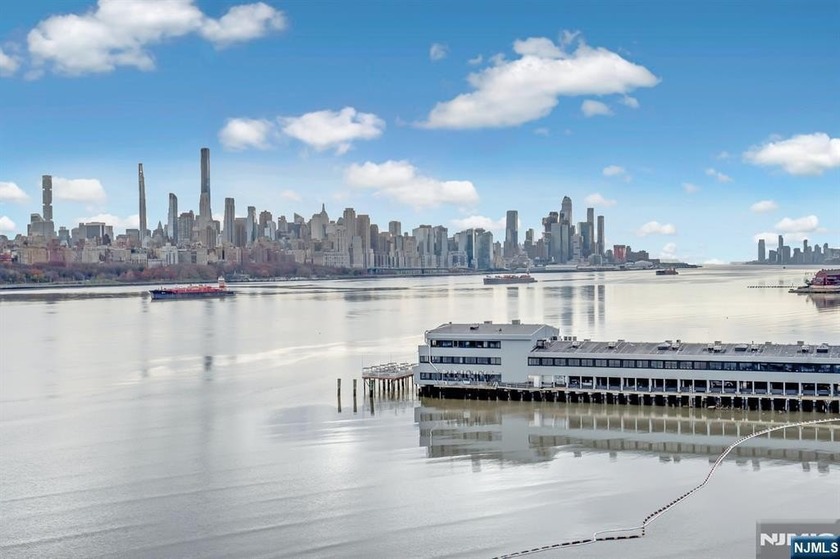 BEAUTIFUL 2 BEDROOM, 2 BATHROOM CONDO ON THE HUDSON WITH DIRECT - Beach Condo for sale in Edgewater, New Jersey on Beachhouse.com