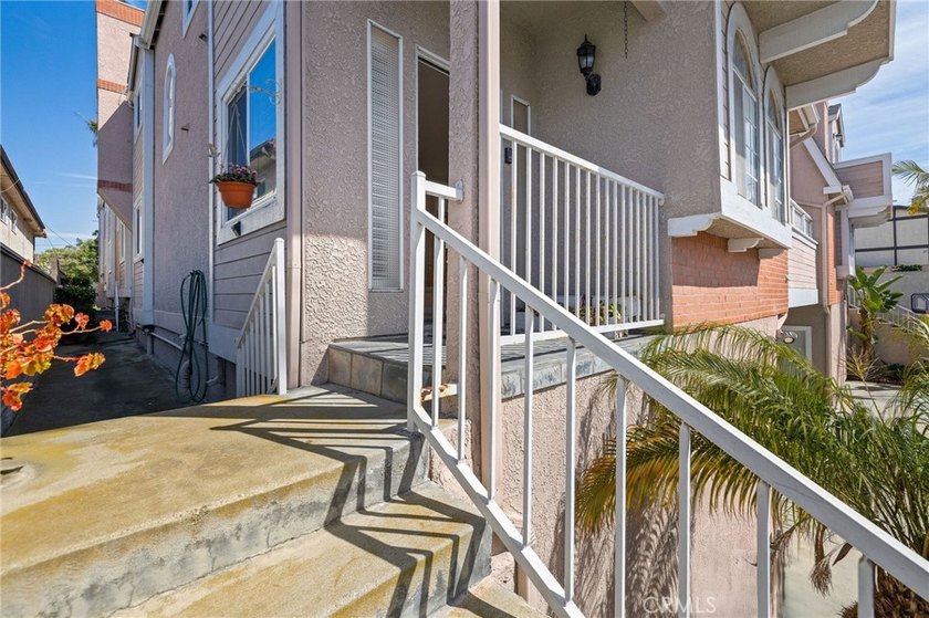 Fantastic Location. Walk to beach, Whole Foods, King Harbor - Beach Townhome/Townhouse for sale in Redondo Beach, California on Beachhouse.com
