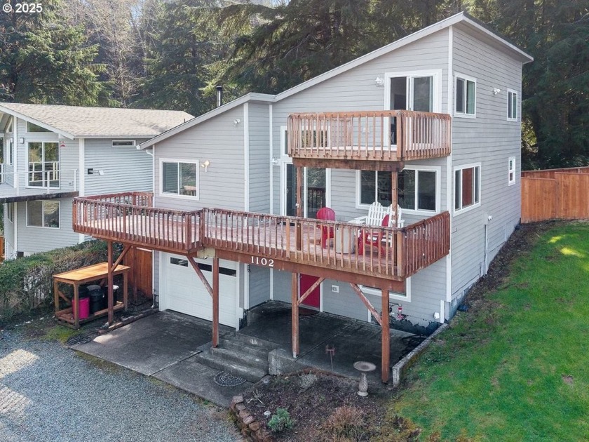 NEW ROOF! Ocean views from the upper floor deck! This - Beach Home for sale in Rockaway Beach, Oregon on Beachhouse.com
