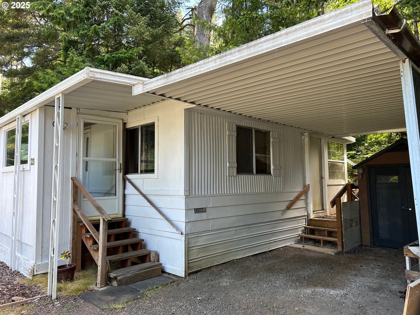 Well maintained and move-in ready manufactured home. This well - Beach Home for sale in Florence, Oregon on Beachhouse.com