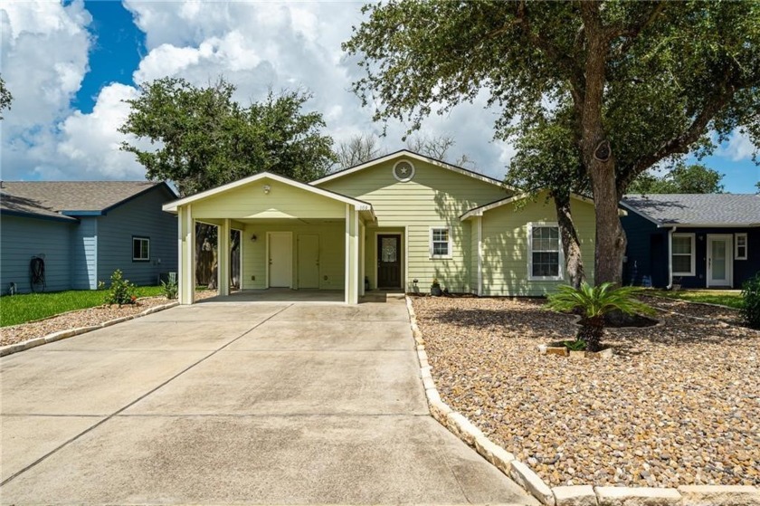 BRAND NEW PRICE! Fresh new coat of interior paint! This coastal - Beach Home for sale in Rockport, Texas on Beachhouse.com