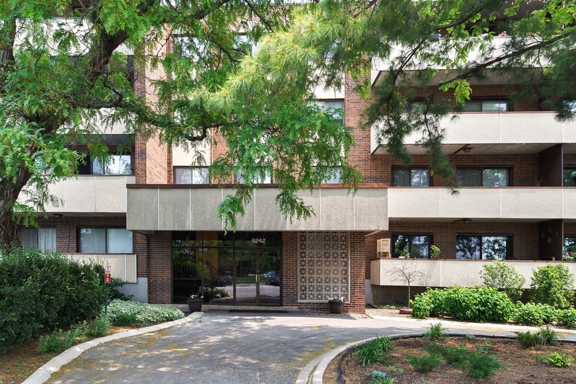Jumbo-Sized 2-Bedroom 2 Bath Condo with Balcony, Golf Course - Beach Condo for sale in Skokie, Illinois on Beachhouse.com
