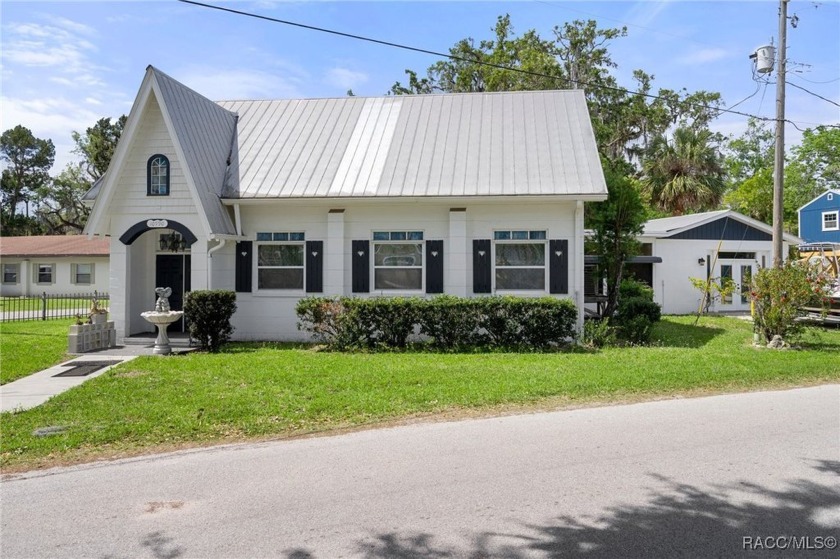 THERE ARE 2 SEPERATE PROPERTIES FOR SALE, EACH ON THEIR OWN - Beach Home for sale in Homosassa, Florida on Beachhouse.com