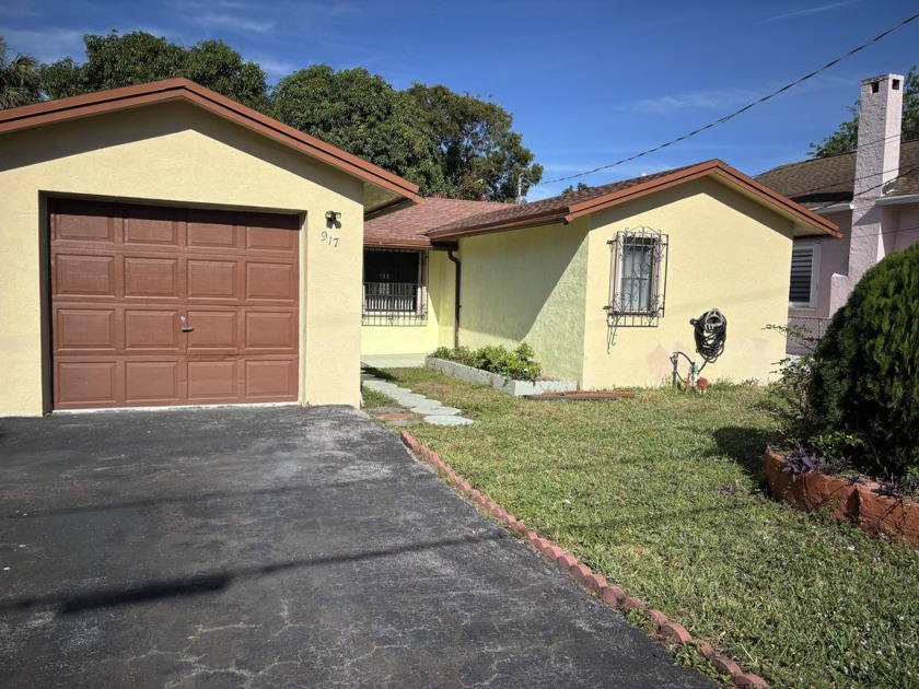 well maintained CBS home locates in a centralized location - Beach Home for sale in West Palm Beach, Florida on Beachhouse.com