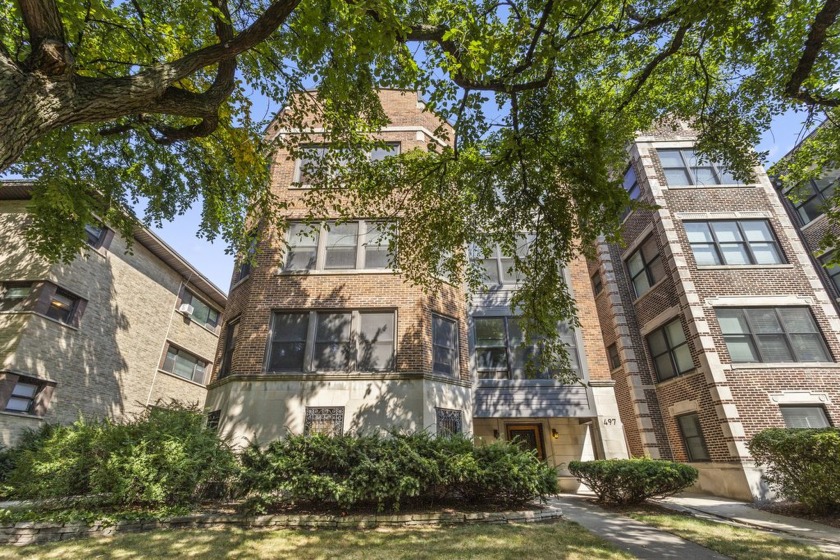 Absolutely spectacular light and space in this 3 bedroom 3 1/2 - Beach Home for sale in Evanston, Illinois on Beachhouse.com