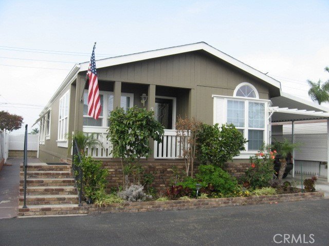 Really nice home two bedrooms plus den with custom shelving - Beach Home for sale in Huntington Beach, California on Beachhouse.com