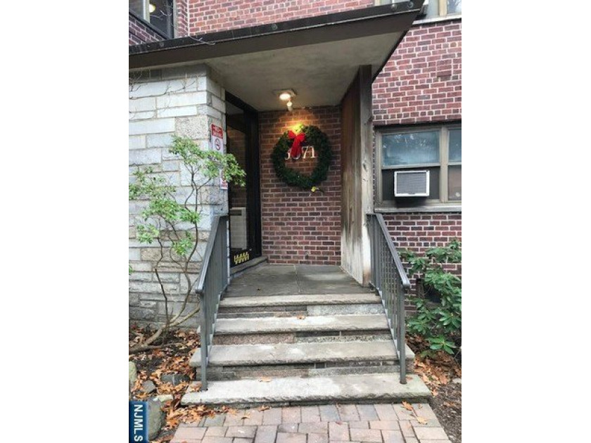 Sunny, updated 1-bedroom co-op in the Linwood Park community at - Beach Other for sale in Fort Lee, New Jersey on Beachhouse.com