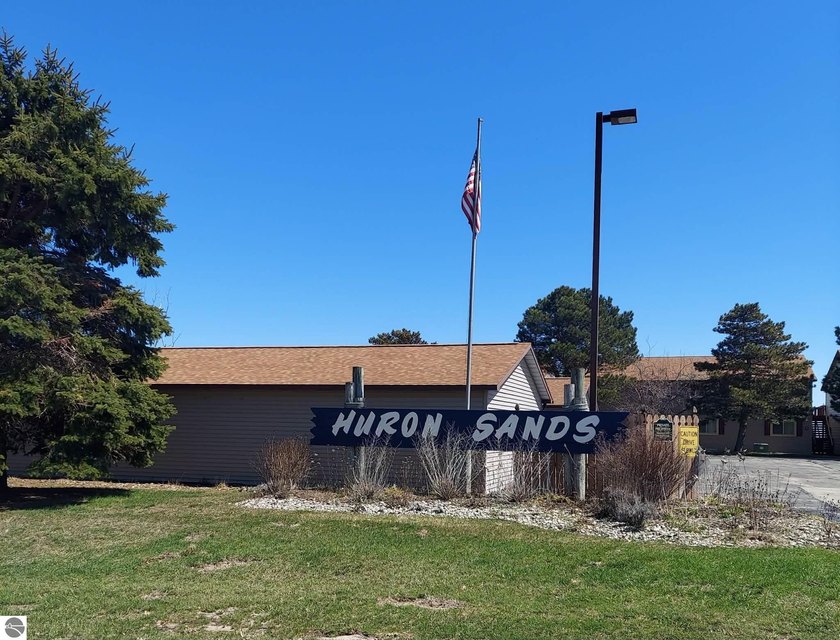 Adorable and desirable 2nd floor end unit at Huron Sands! Just - Beach Condo for sale in Oscoda, Michigan on Beachhouse.com