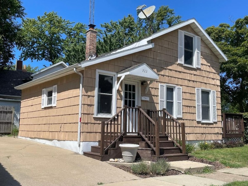 Looking for a Cottage close to the Beach?   This Beautiful Home - Beach Home for sale in Saint Joseph, Michigan on Beachhouse.com