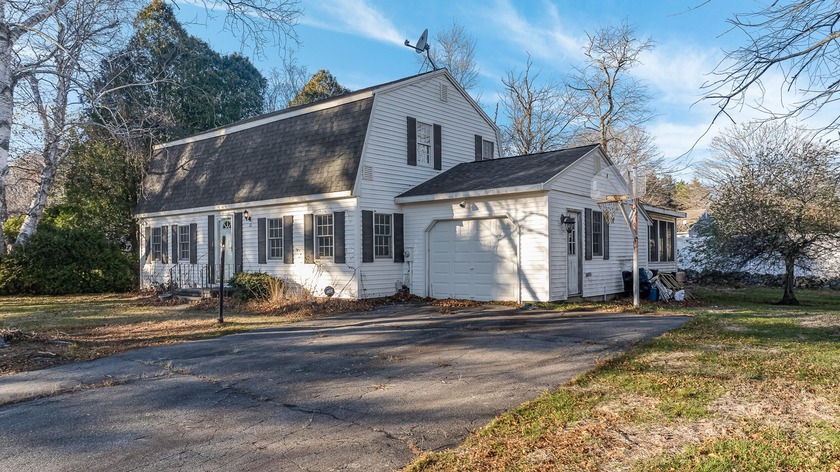 Welcome to your ideal coastal retreataEUR*just one mile from the - Beach Home for sale in Wells, Maine on Beachhouse.com