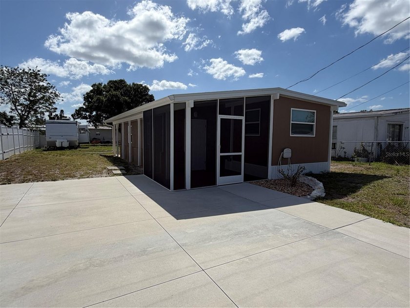 Not your average mobile, this home is listed as a single wide - Beach Home for sale in Nokomis, Florida on Beachhouse.com