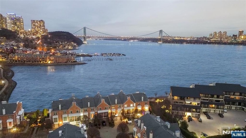 Enjoy sweeping, unobstructed views of the NYC skyline and the - Beach Home for sale in Edgewater, New Jersey on Beachhouse.com