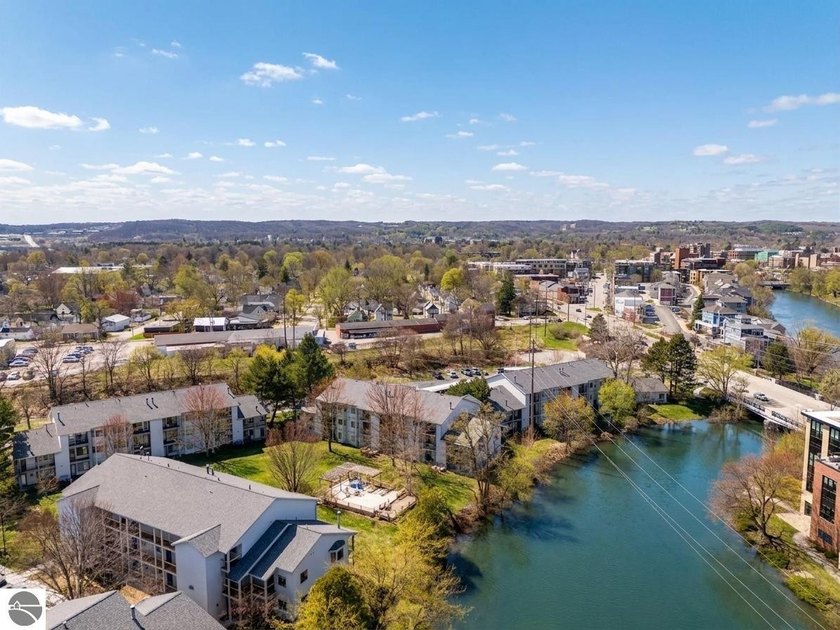 Fresh, well-kept, and ready for immediate use. This 2 bed/2 bath - Beach Condo for sale in Traverse City, Michigan on Beachhouse.com