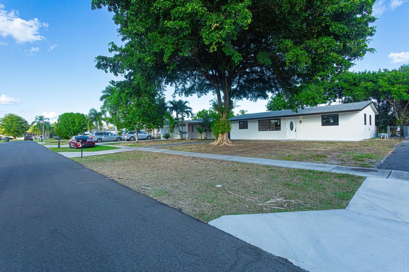 Beautiful Single-family home with 3 bedrooms and 2 bathrooms in - Beach Home for sale in Palm Springs, Florida on Beachhouse.com