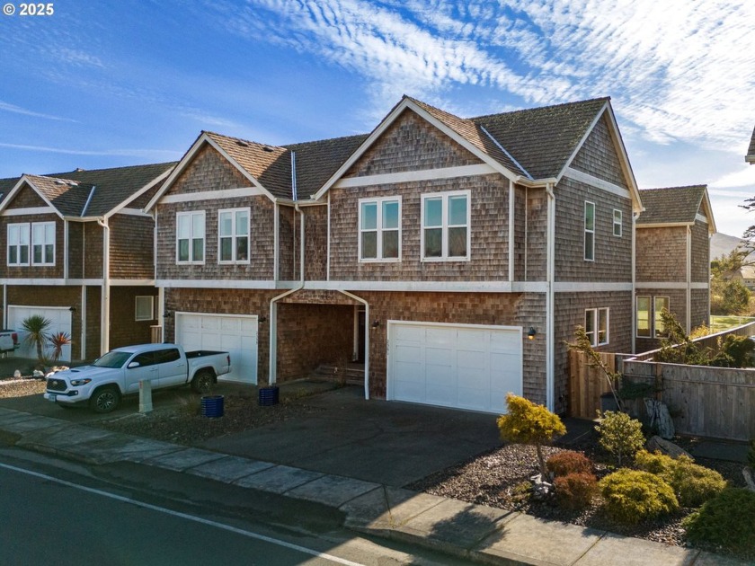 This Southwest Seaside townhome is perfect for anyone looking - Beach Home for sale in Seaside, Oregon on Beachhouse.com