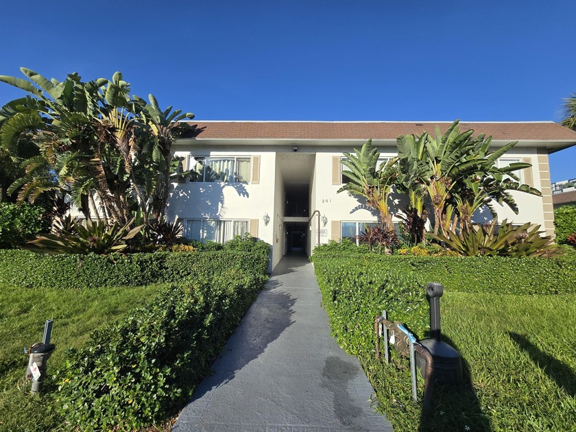 Lovely 2-bedroom, 2-bath condo offering an open, spacious floor - Beach Condo for sale in Pompano Beach, Florida on Beachhouse.com