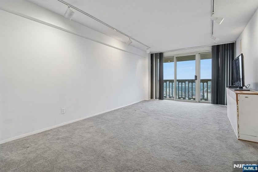 1 bedroom, 1 bathroom on 19th floor with mountain views. The - Beach Other for sale in Fort Lee, New Jersey on Beachhouse.com