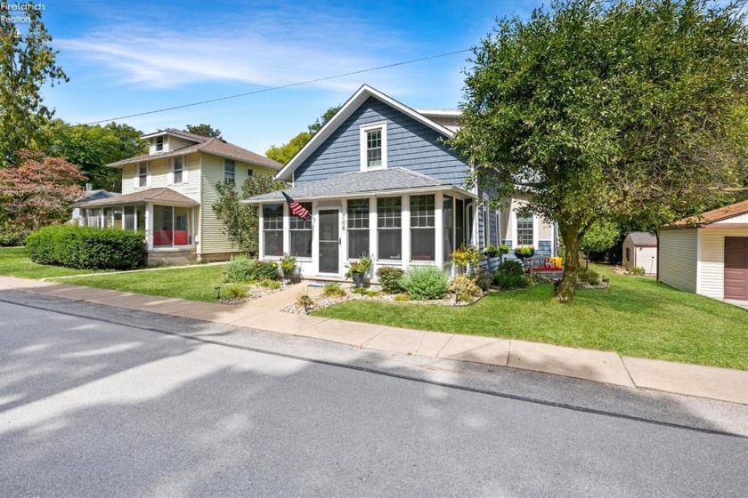 YOUR MARBLEHEAD RETREAT AWAITS! Coastal meets comfort in this - Beach Home for sale in Marblehead, Ohio on Beachhouse.com