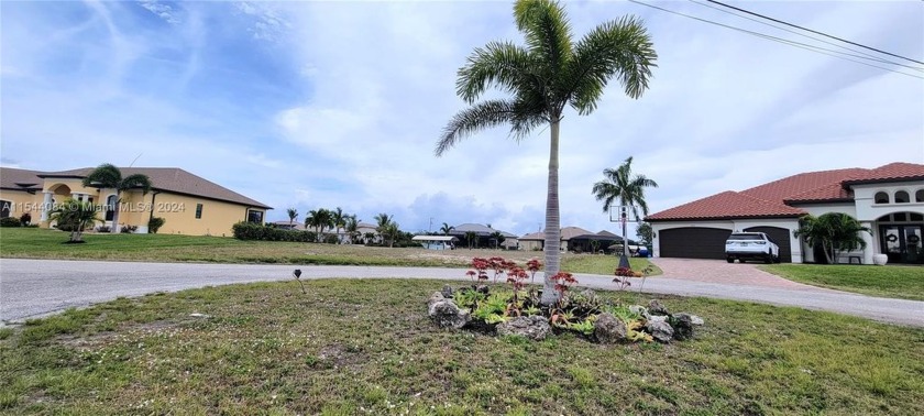 Waterfront lot with over 10,000 SqFt, sited in a cul-de-sac with - Beach Lot for sale in Cape Coral, Florida on Beachhouse.com