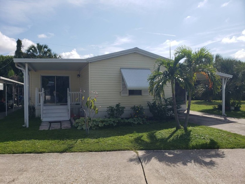 Move in Ready !!! Lots of room in this 2 bedroom 2 bath home - Beach Home for sale in Ruskin, Florida on Beachhouse.com