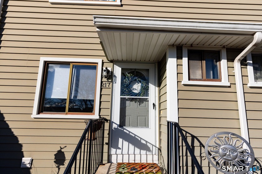 Welcome to this move-in-ready 2-bedroom, 1.5-bath condo townhome - Beach Condo for sale in Branford, Connecticut on Beachhouse.com