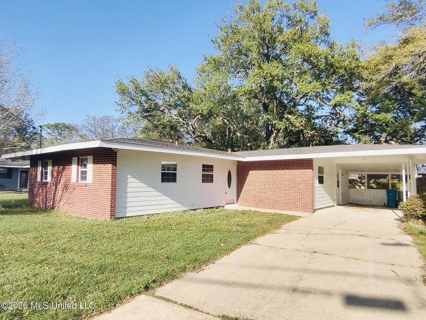 Welcome to this charming single-family home located just minutes - Beach Home for sale in Pascagoula, Mississippi on Beachhouse.com